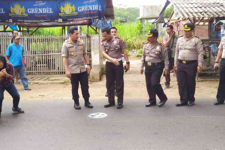 Kapolresta Malang Kota Kombespol Leonardus Simarmata mengecek lokasi kecelakaan dan meninjau korban. (Istimewa)