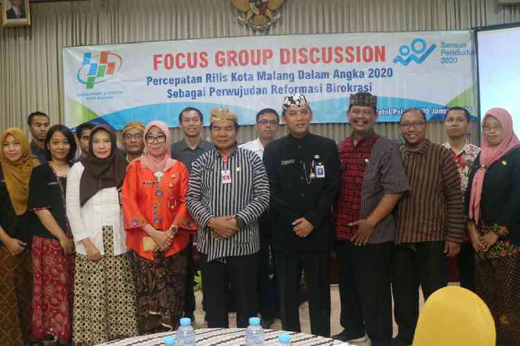 Sekda Kota Malang Wasto menghadiri FGD tema percepatan rilis Buku Kota Malang dalam angka 2020 sebagai perwujudan reformasi birokrasi di Hotel Pelangi Malang, Kamis (30/1). (Humas Pemkot Malang)