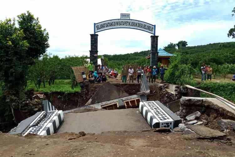 Penampakan jembatan ambrol penghubung Desa Gading Kulon dan Desa Selorejo Kecamatan Dau, Jumat (31/1). (Aziz Ramadani MVoice)