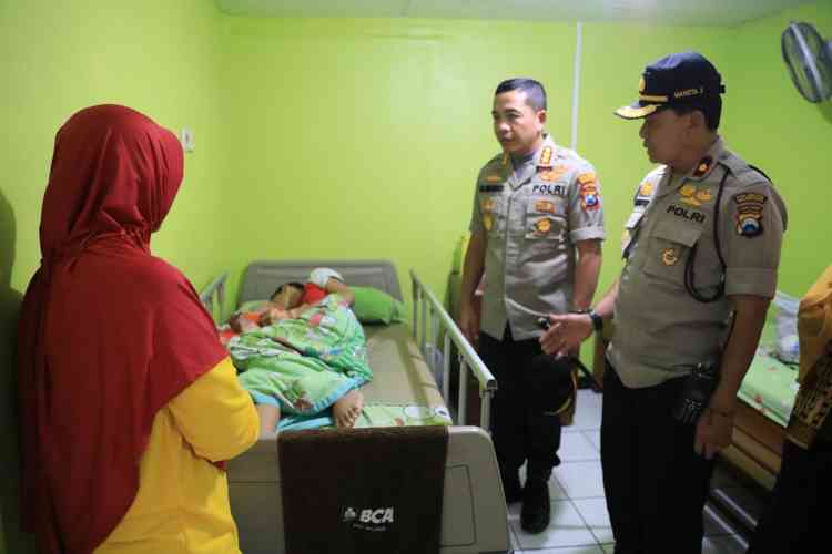 Kapolresta Malang Kota Kombespol Leonardus Simarmata menjenguk siswa SMPN 16 Malang di rumah sakit. (istimewa)