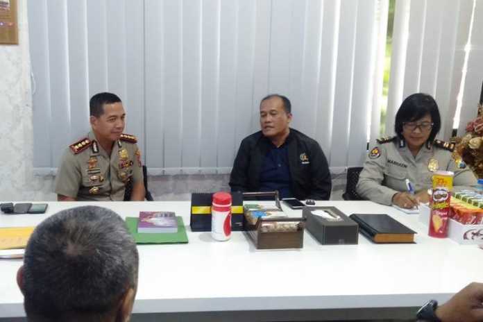 Kapolresta Malang Kota, Kombes Pol Leonardus Simarmata, saat menerima kunjungan Ketua PWI Malang Raya, Ariful Huda. (Toski D).