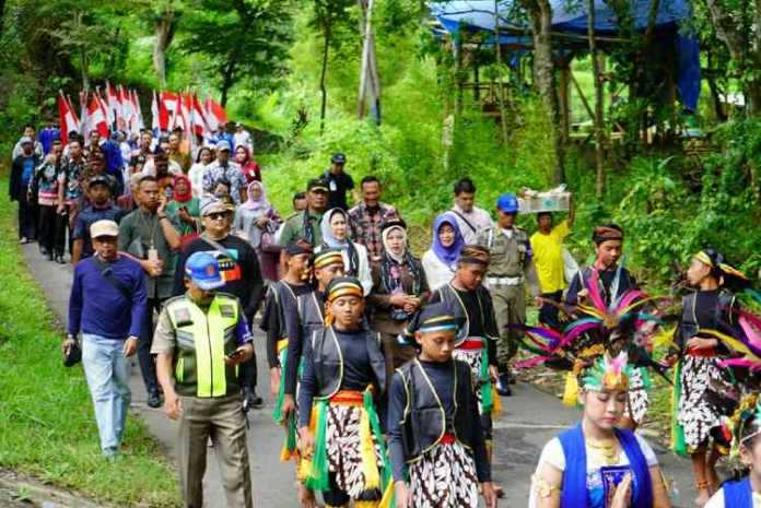 Kirab tumpeng yang digelar di hari kedua dalam Selametan Warga Songgoriti 2019 dan Festival Niki Songgoriti 2020 pada Selasa (7/1).
