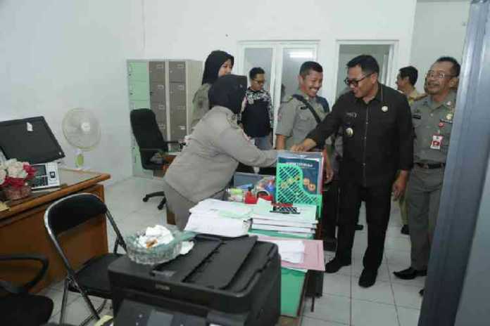 Wakil Wali Kota Malang Sofyan Edi Jarwoko saat sidak di kantor Satpol PP kompleks Balai Kota Malang. (Humas Pemkot Malang)
