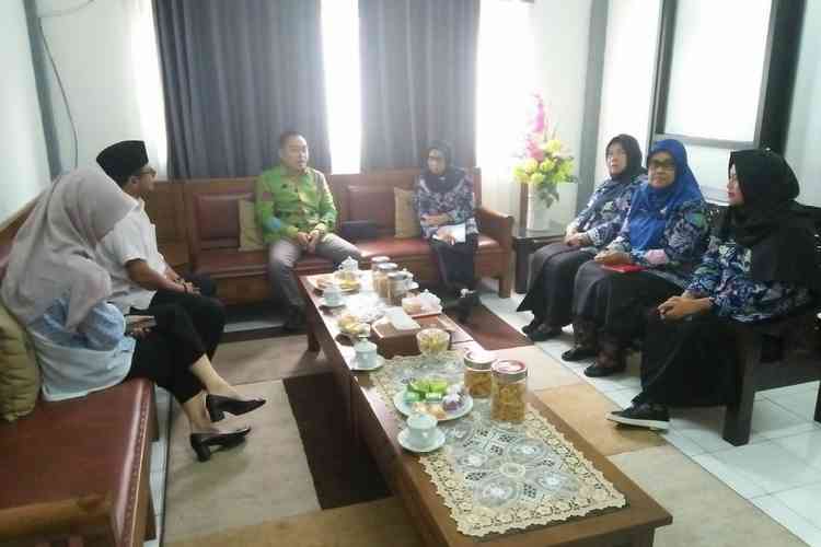Anggota Komisi D, Suryadi (Baju Hijau), saat mengikuti pertemuan di Dinsos Kota Malang. (Istimewa)