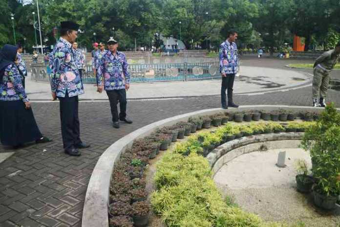 Wali Kota Malang Sutiaji didampingi jajaran pimpinan OPD sidak Alun- alun Merdeka, Kamis (2/1). (Humas Pemkot Malang)