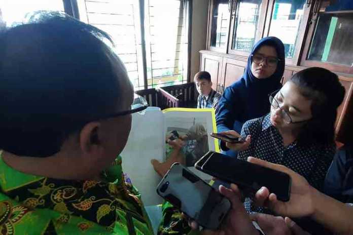 Kepala SMPN 16 Malang, Syamsul Arifin saat menunjukkan kondisi MS. (Lisdya)