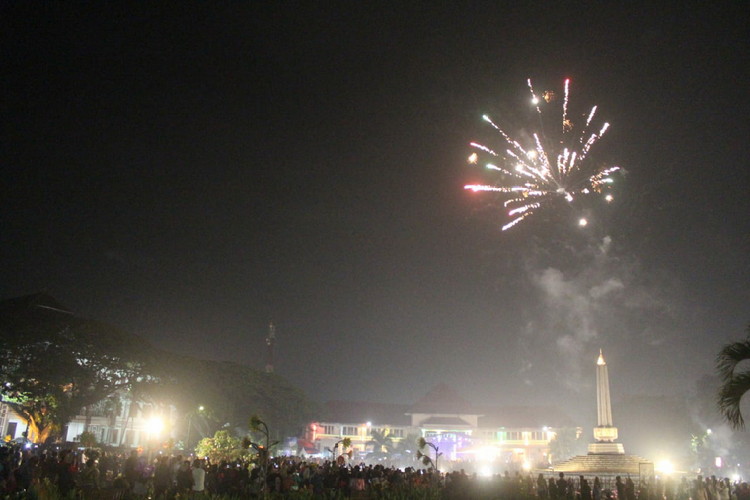 Suasana perayaan tahun baru 2020 di Monumen Tugu Kota Malang. (Aziz Ramadani MVoice)