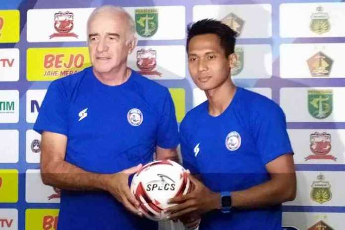 Hendro Siswanto bersama Mario Gomez. (deny rahmawan)