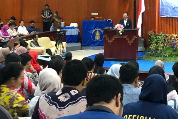 Menteri Kesehatan Letnan Jenderal (Purn) Dr. dr. Terawan Agus Putranto mengisi kuliah umum di Universitas Brawijaya Malang, Jumat (28/2). (Aziz Ramadani MVoice)
