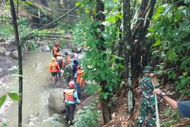 Petugas saat melakukan penyisiran sungai. (Istimewa/PB PMI Kabupaten Malang).