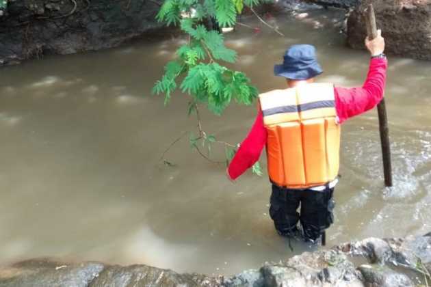 Petugas saat melakukan penyisiran sungai. (Istimewa/PB PMI Kabupaten Malang).