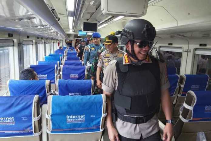 Kapolresta Malang Kota Kombespol Leonardus Simarmata turun langsung mengecek gerbong kereta api. (istimewa)