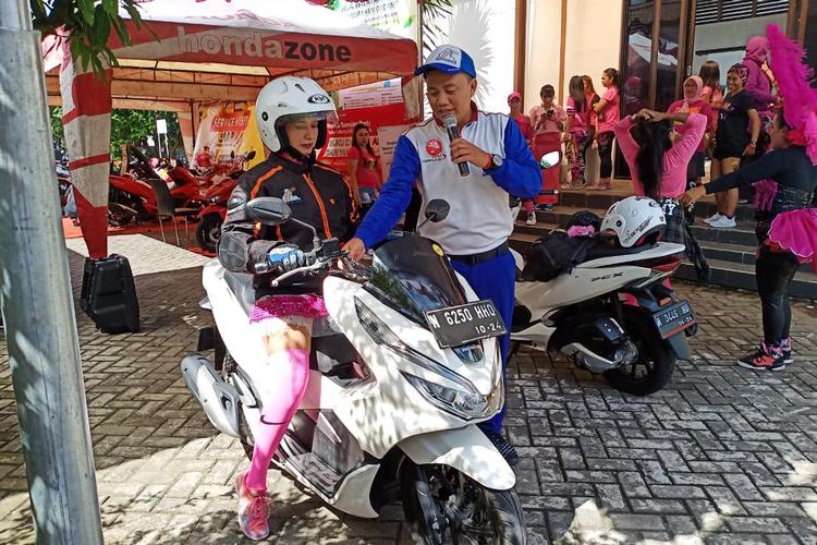 Momen Bulan Valentine, MPM Beri Edukasi Safety Riding dan Layanan Service Visit untuk Warga Malang