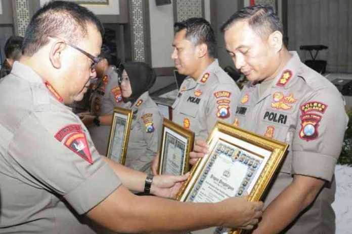 AKBP Yade Setiawan Ujung, saat menerima piagam penghargaan, (istimewa/Humas).