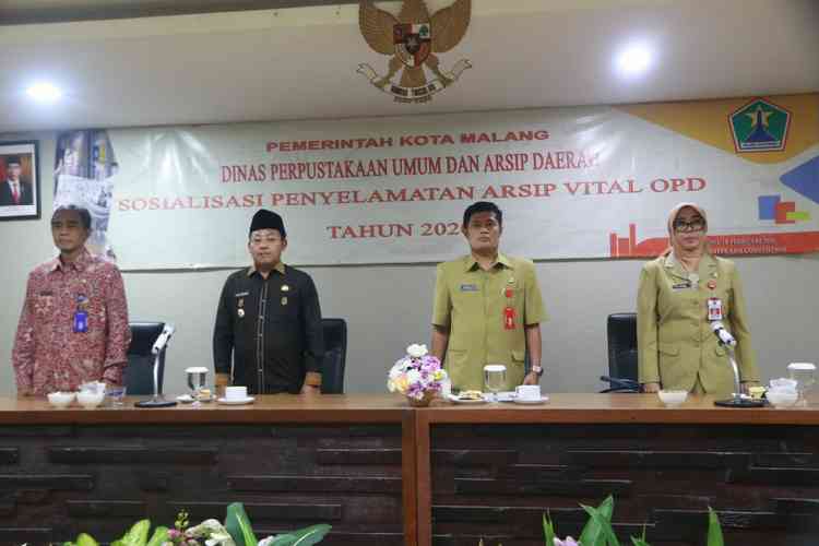 Wali Kota Malang Sutiaji menghadiri sosialisasi Penyelamatan Arsip Vital OPD Tahun 2020 di Ruang Pinus Hotel Savana Malang, Selasa (18/2).