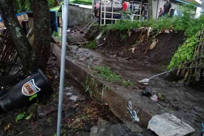Banjir dan plengsengan ambrol di Dusun Binangun Desa Bumiaji, Depan Lapangan Gelora Arjuna Bumiaji. (Foto: BPBD Kota Batu for MVoice)