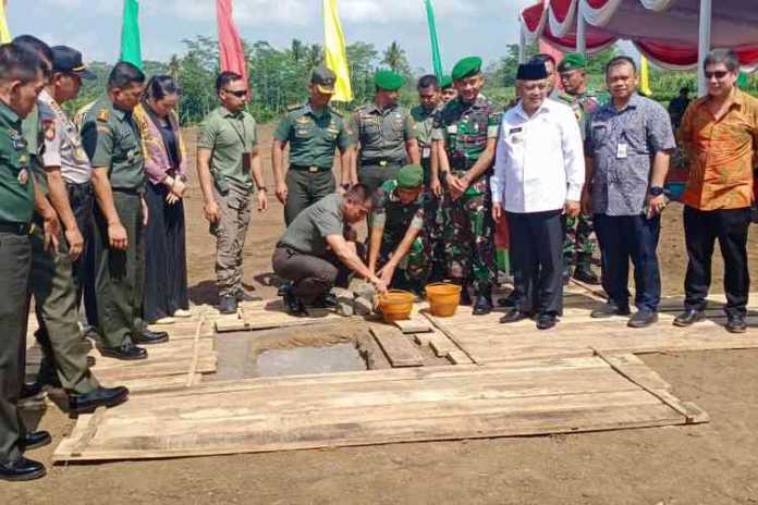 Pangdam V Brawijaya, Mayjen TNI R Wisnoe Prasetja Boedi, saat meletakkan batu pertama pembangunan Arbhana Residence. (Istimewa).