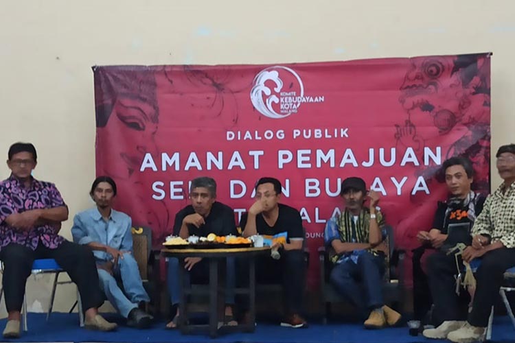 Wali Kota Malang Sutiaji bersama para budayawan di gedung KNPI Kota Malang, Rabu malam (5/2). (Humas Pemkot Malang)