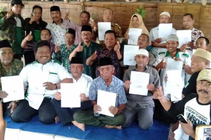 Puluhan PAC PKB Kabupaten Malang saat menunjukkan surat pernyataan dukungan pada Sanusi. (Toski D/Galang)