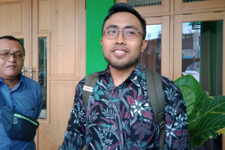 Koordinator MCW Fahrudin di Kantor Dinas Pendidikan dan Kebudayaan Kota Malang, Senin (10/2). (Aziz Ramadani MVoice)