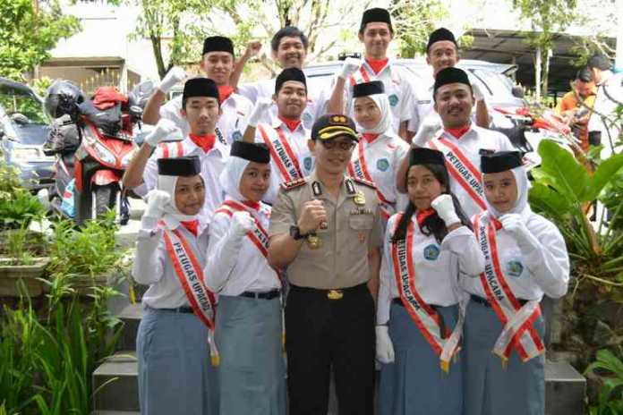 Kapolres Batu, AKBP Harviadi bersama siswa-siswi SMA Negeri 2 Kota Batu