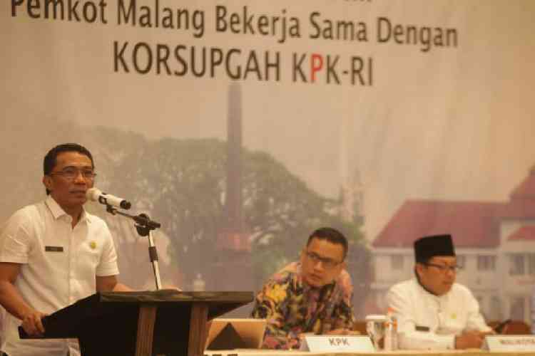 Kepala Bapenda Kota Malang (kiri) menggelar sosialisasi bersama Korsupgah KPK RI dan Wali Kota Malang. (istimewa)