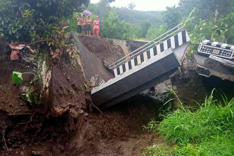 Kondisi Jembatan Dau. (Doc.Kantor).