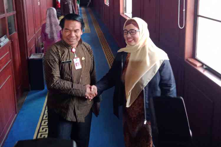 Komisioner KPAI Retno Listyarti bersama Sekda Kota Malang Wasto usai pertemuan di Balai Kota Malang, Kamis (13/2). (Aziz Ramadani MVoice)