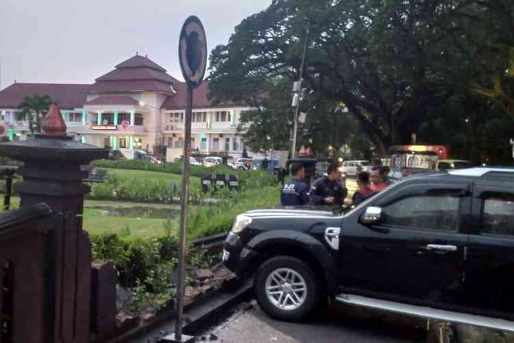 Kondisi mobil usai menabrak pagar Tugu Balai Kota Malang. (Istimewa)