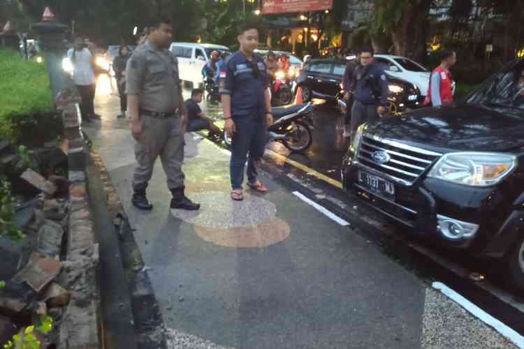 Kondisi mobil usai menabrak pagar Tugu Balai Kota Malang. (Istimewa)