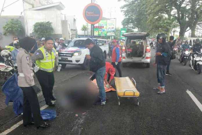 Evakuasi kecelakaan lalu lintas di Jalan Raya Ir. Soekarno, Beji, Junrejo, Kota Batu pada Rabu (19/2) sore.