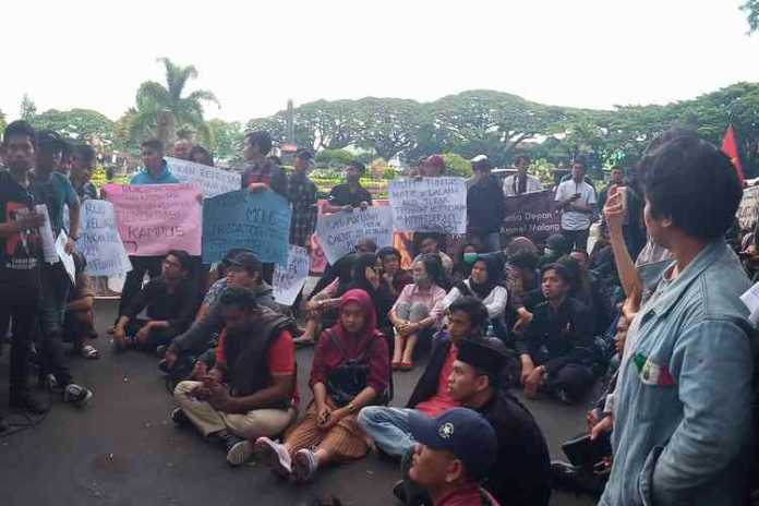 ARD berunjuk rasa menolak RUU Omnibus Law di depan DPRD Kota Malang, Senin (24/2). (Aziz Ramadani MVoice)