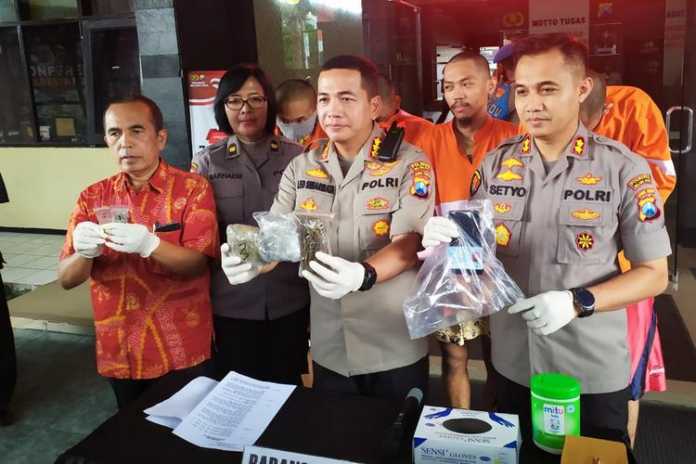 Kapolresta Malang Kota Kombespol Leonardus Simarmata menunjukkan barang bukti narkoba hasil ungkap tim Reskoba. (deny rahmawan)