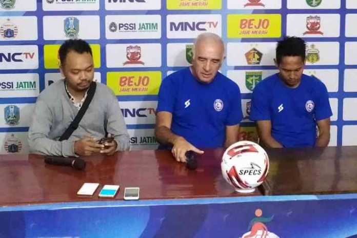 Mario Gomez dan Hendro Siswanto. (deny rahmawan)
