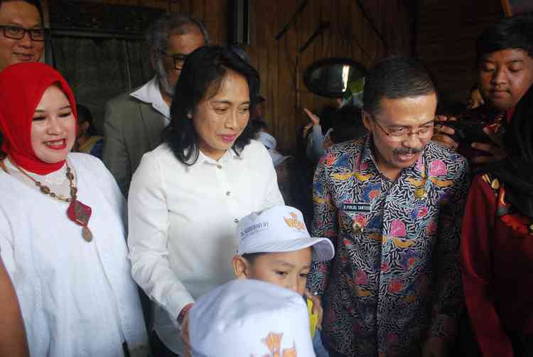 Menteri PPPAI, I Gusti Ayu Bintang Darmawati saat berkunjung ke KRA Desa Punten, Kota Batu. (Foto: Ayun/MVoice)