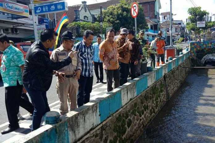 Wakil Wali Kota Batu, Punjul Santoso dan Komisi C DPRD Batu saat melakukan sidak saluran air di Kelurahan Sisir, Selasa (4/2).