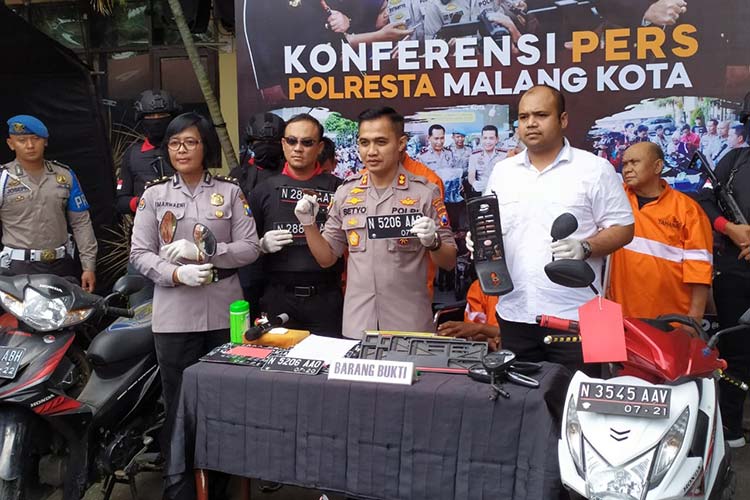 Polisi membawa barang bukti hasil pencurian sepeda motor di Mapolresta Malang Kota. (deny rahmawan)