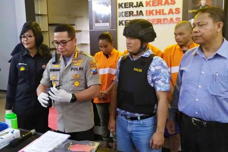 Kapolresta Malang Kota Kombespol Leonardus Simarmata menunjukkan pistol korek api yang digunakan pelaku. (deny rahmawan)