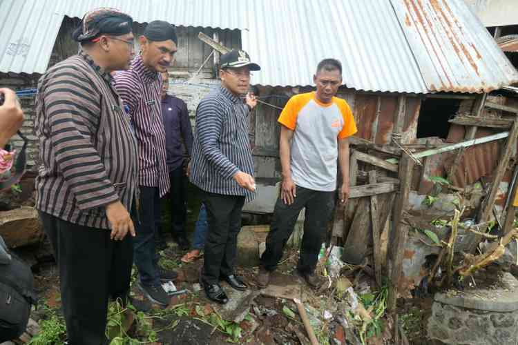 Wali Kota Malang Sutiaji dan jajarannya meninjau rumah terdampak longsor di Kelurahan Bareng, Kamis (20/2). (Humas Pemkot Malang)