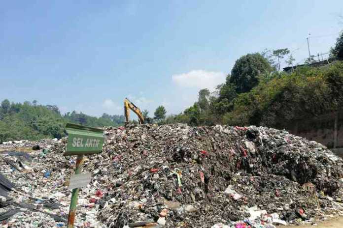Tumpukan sampah di TPA Tlekung. (Foto: Ayun/MVoice)