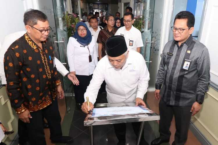 Bupati Malang HM Sanusi, saat menandatangani tanda telah dibukanya Laboratorium CAT. (Istimewa/Humas).