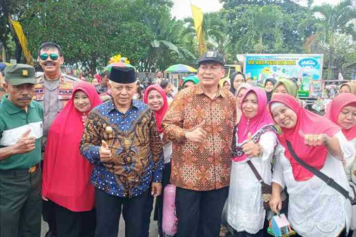 Bupati Malang, HM Sanusi dan Ketua DPRD Kabupaten Malang, Didik Gatot Subroto saat berfoto bersama warga dalam kunjungan ke Museum Singosari. (Istimewa)