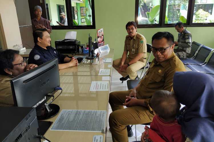 Wakil Wali Kota Sofyan Edi Jarwoko memantau proses pelayanan publik di Kantor Kelurahan Tasikmadu, Selasa (4/2). (Humas Pemkot Malang)
