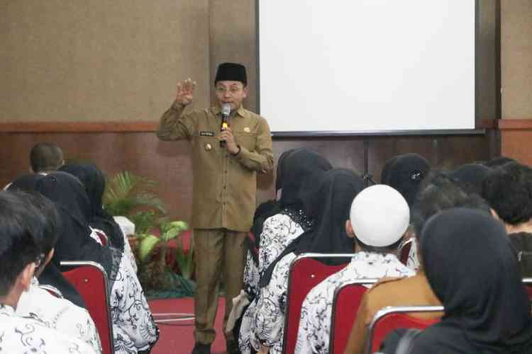 Wali Kota Malang Sutiaji memberikan materi pembekalan kepada kepala dan guru SMP serta Komite SMP di Hotel Ubud Malang, Selasa (25/2). (Humas Pemkot Malang)