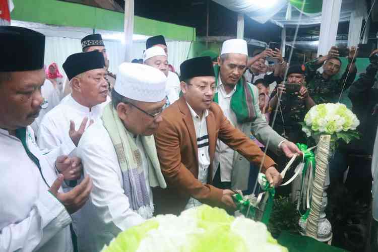 Wali Kota Malang Sutiaji meresmikan masjid Nurul Huda di RW 10 Kelurahan Pandanwangi, Senin malam (24/2). (Humas Pemkot Malang)