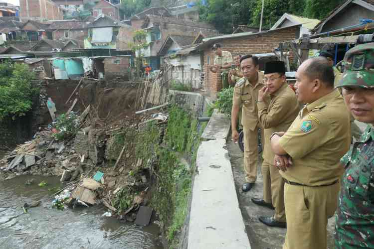 Wali Kota Malang Sutiaji meninjau permukiman warga terdampak longsor di Kelurahan Muharto. (Humas Pemkot Malang)