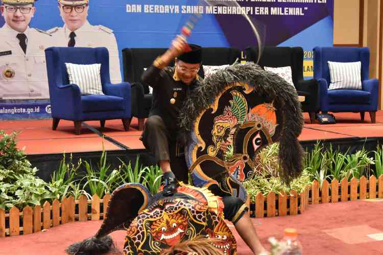 Wali Kota Malang Sutiaji berkolaborasi dengan pegiat seni kuda lumping di Ijen Suite, Selasa (18/2). (Humas Pemkot Malang)