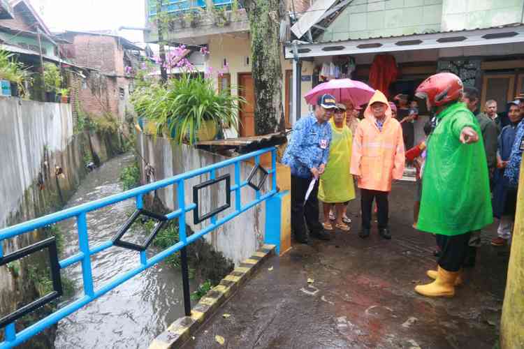 Wali Kota Malang Sutiaji beserta jajarannya sidak Kelurahan Tanjungrejo pasca banjir, Senin (17/2). (Humas Pemkot Malang)