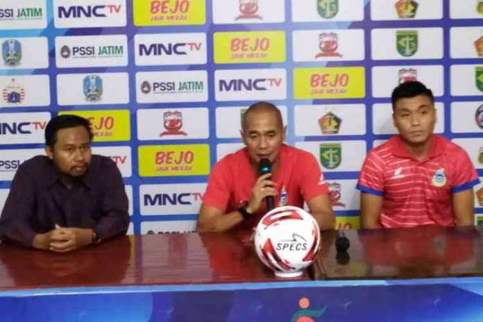 Pelatih Sabah FA, Kurniawan Dwi Yulianto saat sesi konferensi pers Piala Gubernur Jatim 2020. (deny rahmawan)