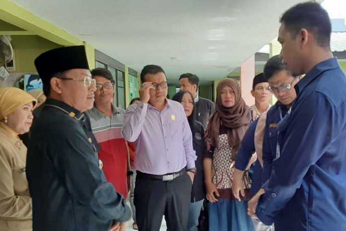 Wali Kota Malang, Sutiaji saat mengunjungi MS di Rs. Lavalette. (Lisdya)